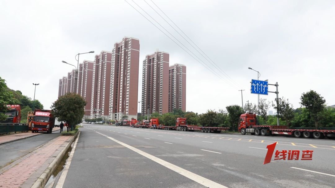 一线调查96安沙物流大道大货车任性散停司机随意丢弃生活垃圾