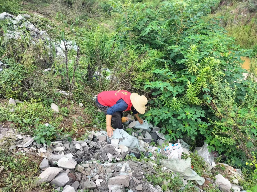 ​“利剑”行动护水域环境焕新颜  长沙县长龙街道开展水域集中清理整治