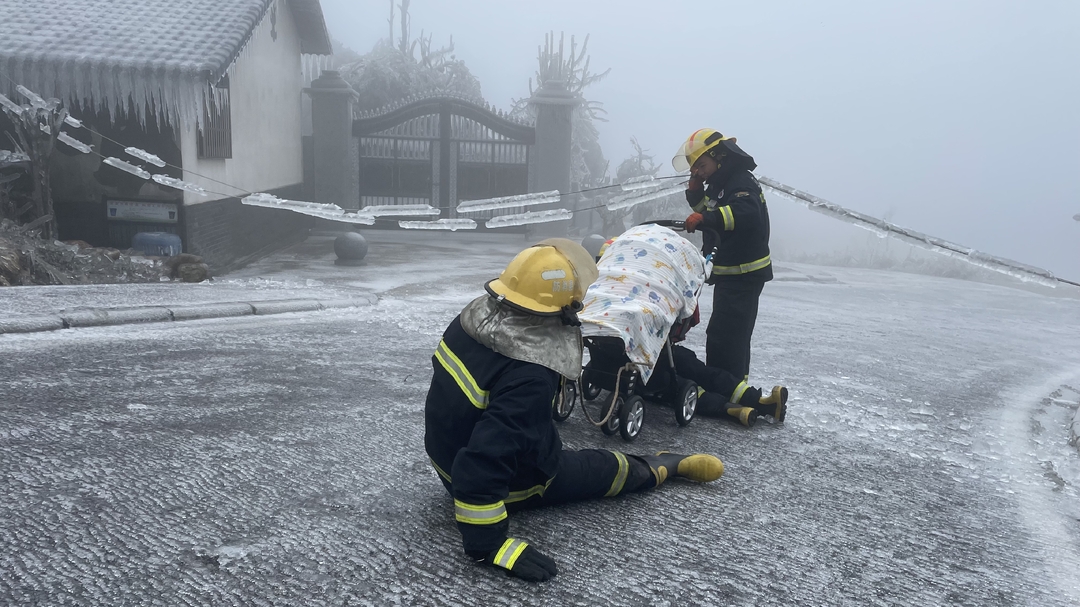 历经8小时，徒步9公里，福临镇消防员破除万难实施冰雪救援