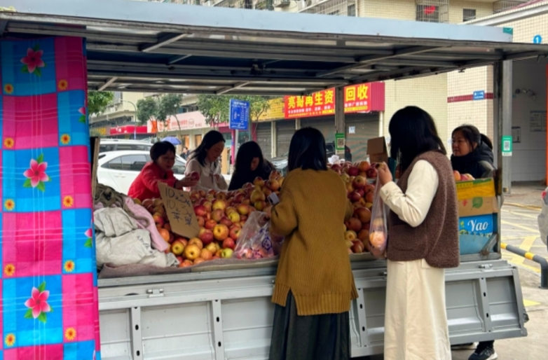 一面锦旗，一车苹果，一个温暖的城市