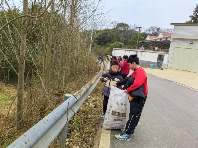 辞旧迎新！长沙县江背镇开展环境卫生大扫除活动