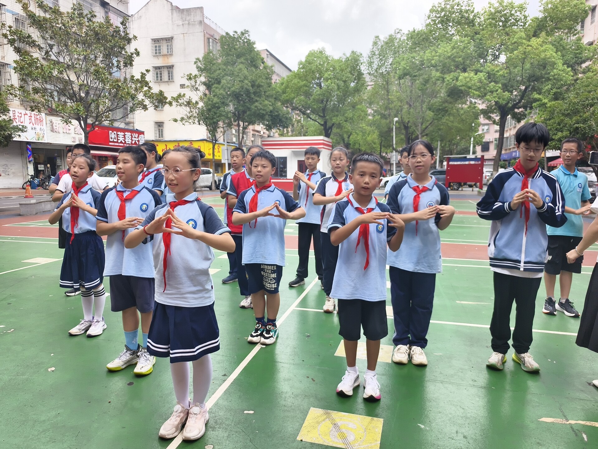 童心暖桑榆，致敬“城市美容師”