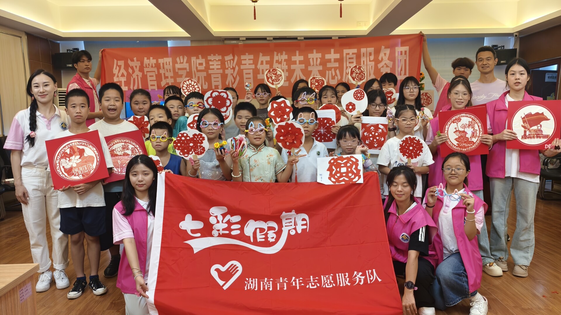 黨建引領(lǐng)聚合力，校地共建育新苗  泉塘社區(qū)攜手高校打造“七彩假期”成長(zhǎng)平臺(tái)