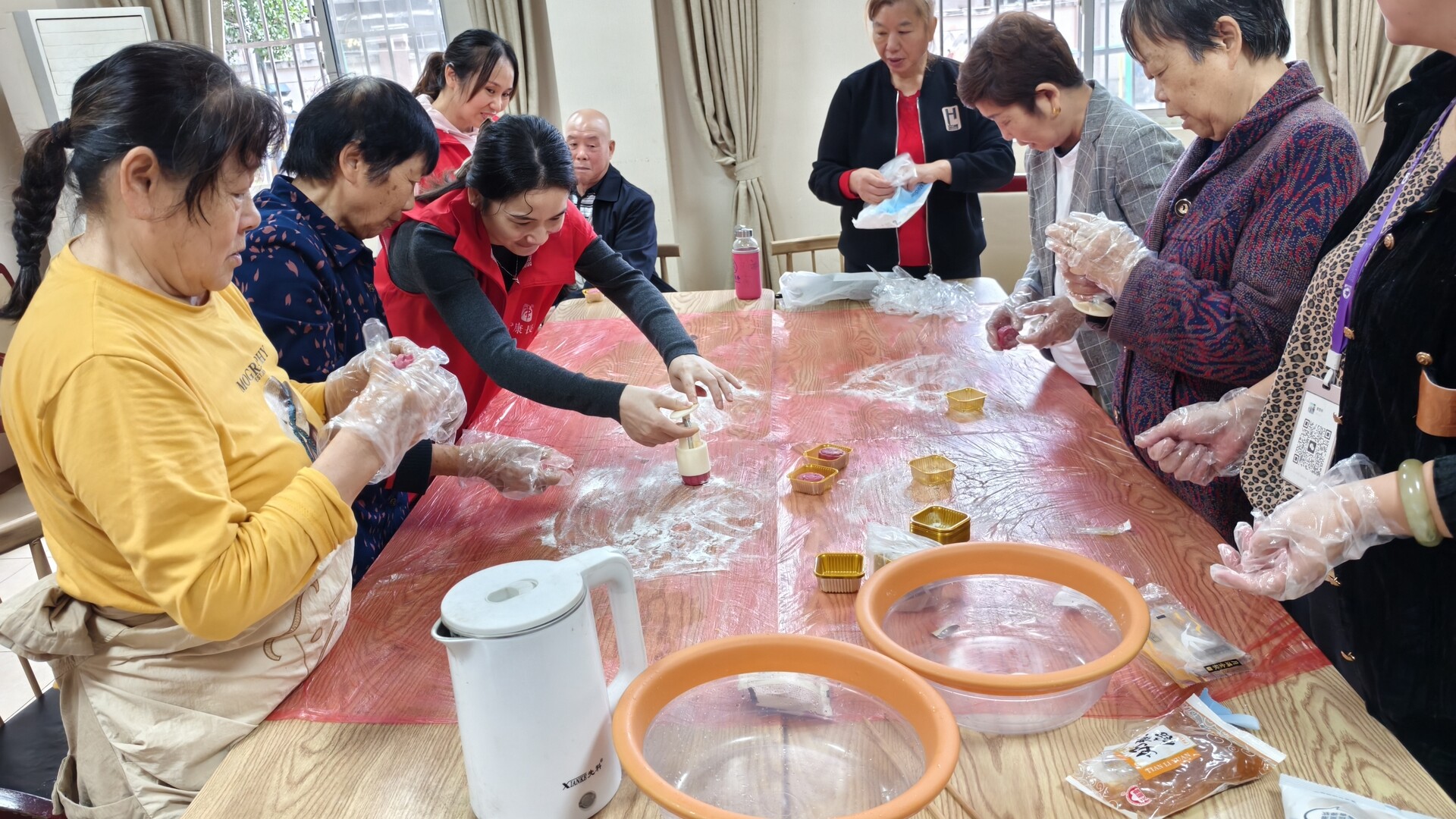 泉塘街道泉塘社区：双节同庆享团圆，银龄巧手做月饼