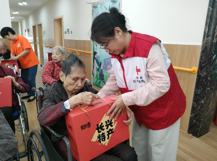 爱心敬老:长沙县红十字会走进康怡老年公寓