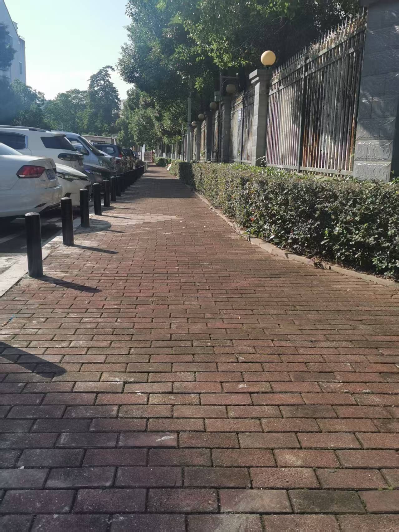 安装“暖心”隔离桩,畅通学子“平安路” 泉塘社区为民解忧获点赞