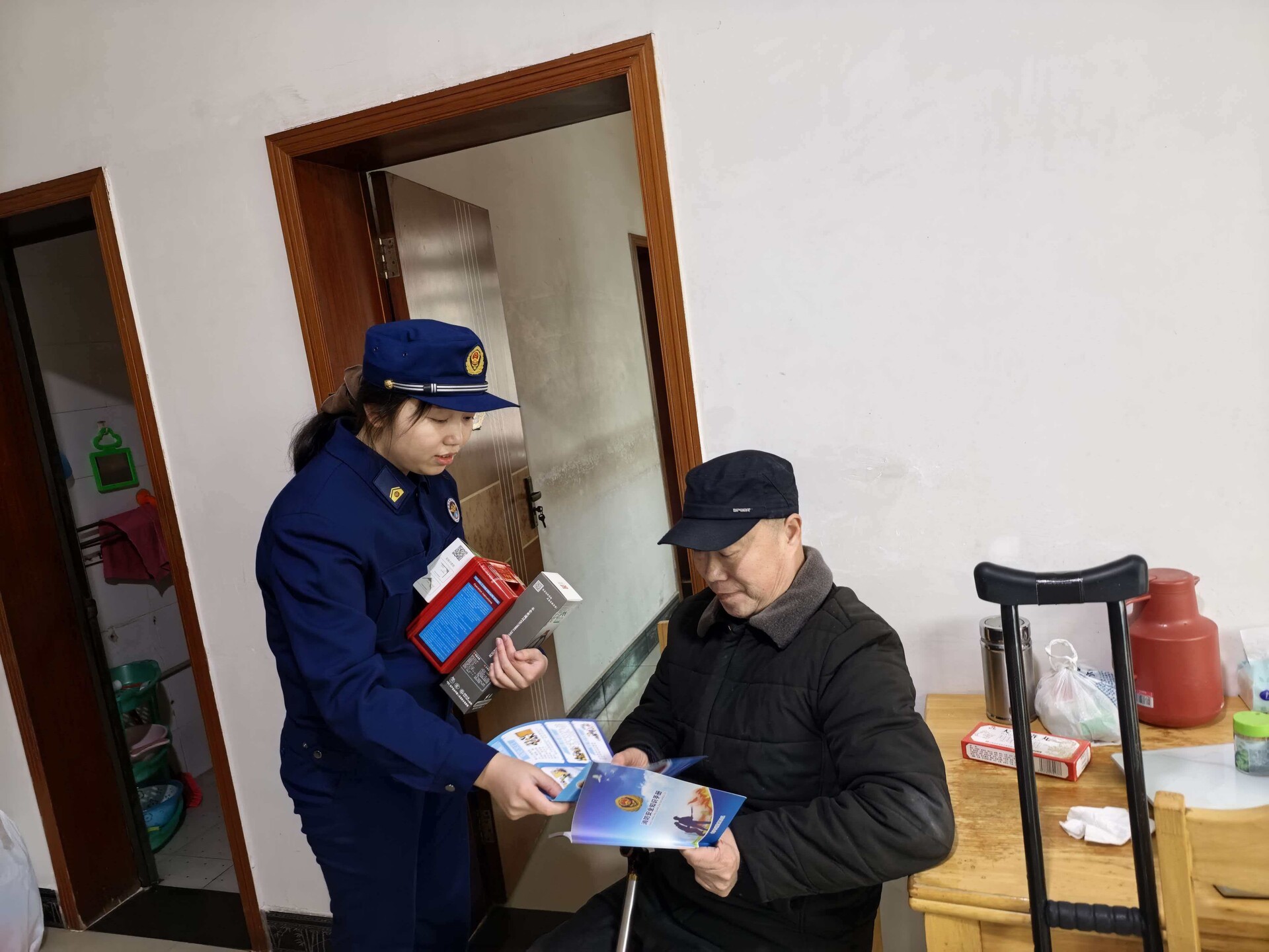 泉塘社区联合消防大队开展“敲门送平安”行动  为重点人群筑牢家庭“防火墙”