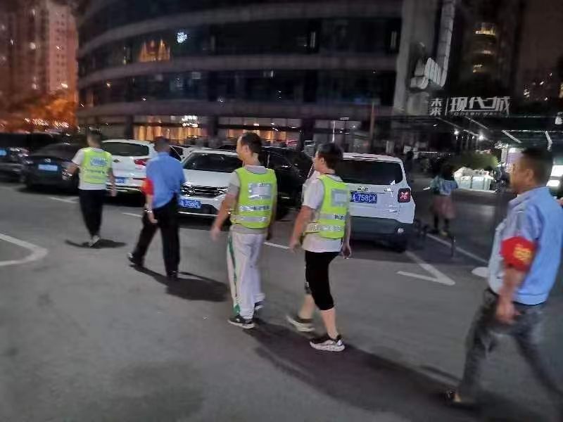 党员志愿者夜间巡逻 助力社区平安建设