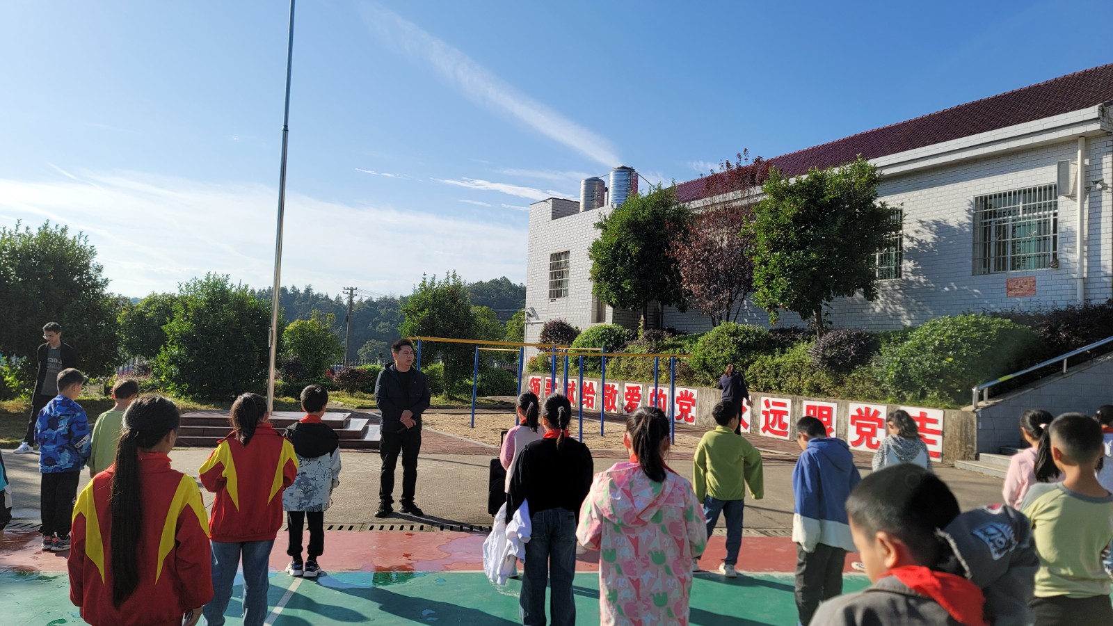 消防记心中安全伴我行春华镇洞田小学举行消防宣传日主题升旗仪式